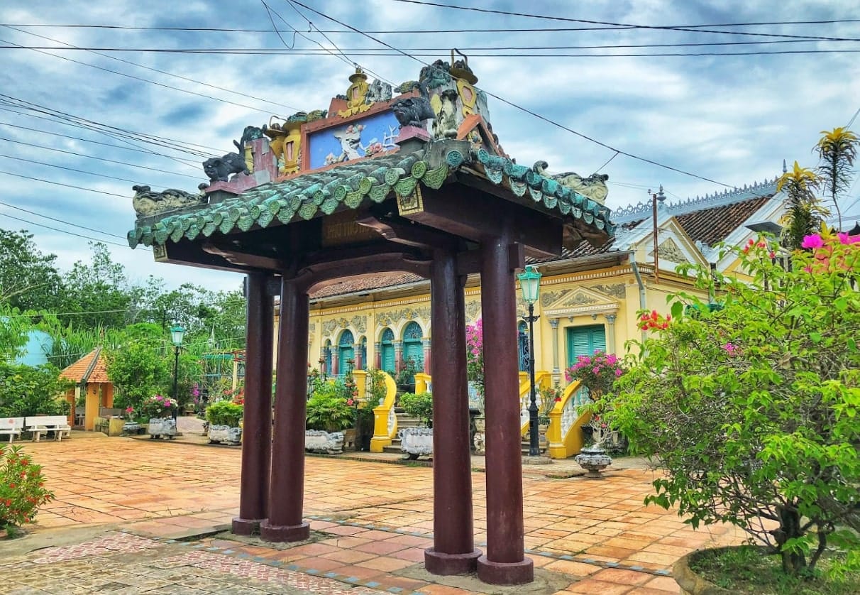Khám phá Nhà cổ Bình Thủy – Cần Thơ Cong Tam Quan Nha Co Huynh Thuy Le
