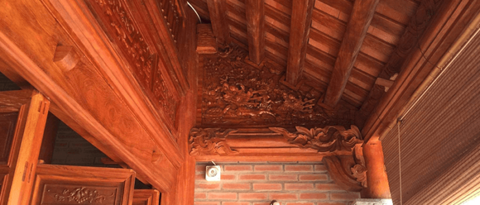 Bức bồn hiên được chạm khắc theo điển tứ lin hóa Tùng – Cúc – Trúc – Mai rất sinh động
